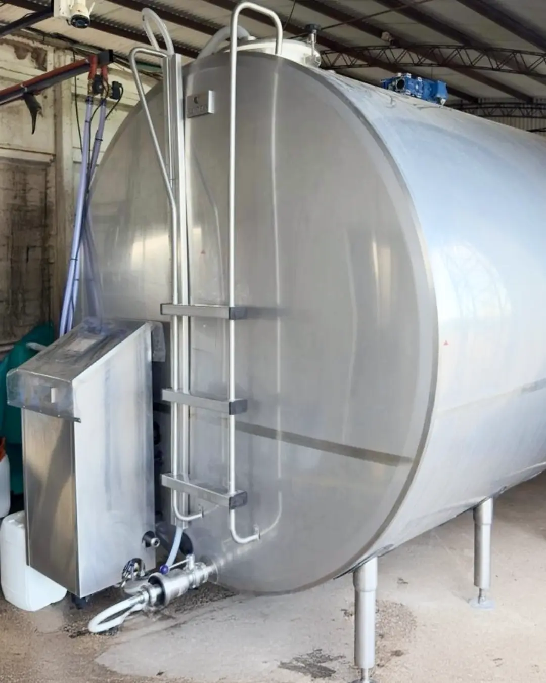 Enfriador de leche RODEG instalado en un tambo