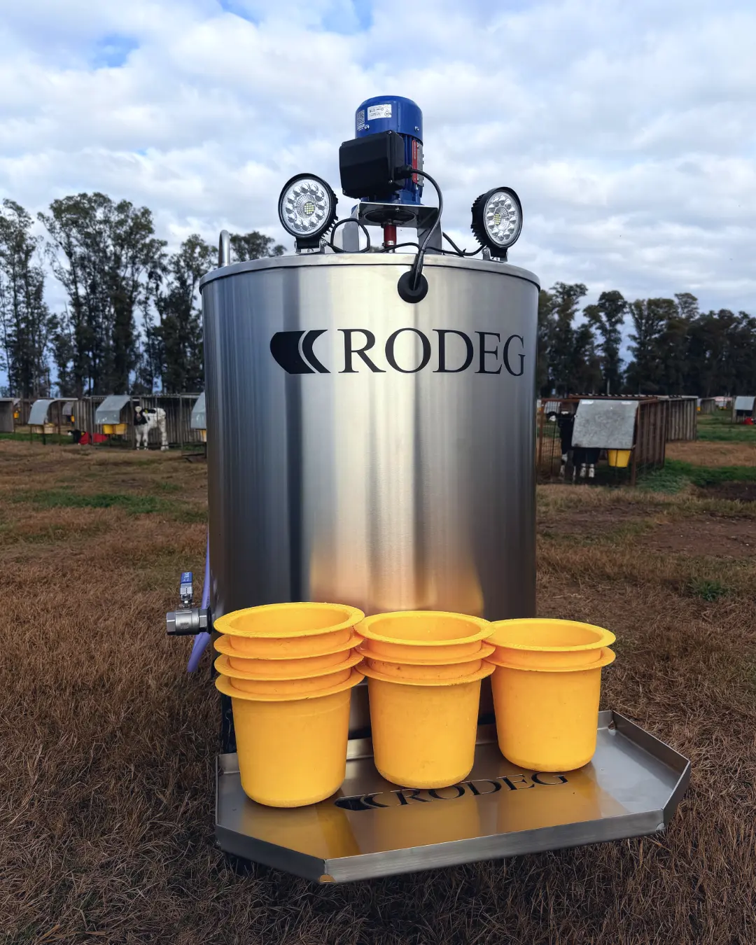 Taxi Milk RODEG con baldes para alimentar terneros