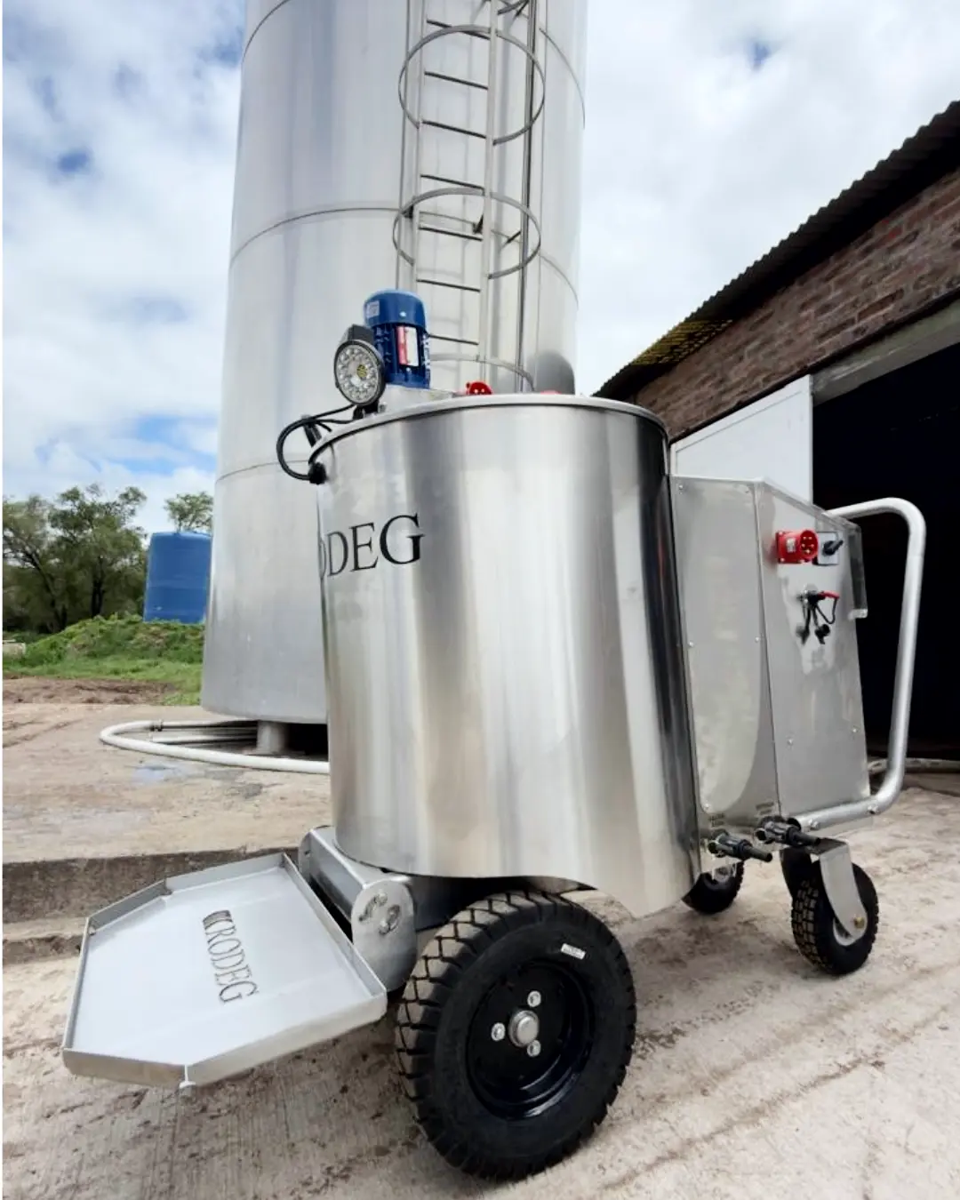 Taxi Milk RODEG junto a un silo de almacenamiento