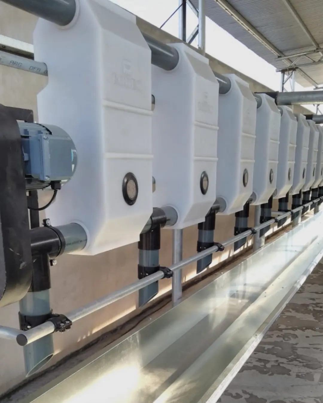 Equipos de ordeño RODEG instalados en la sala