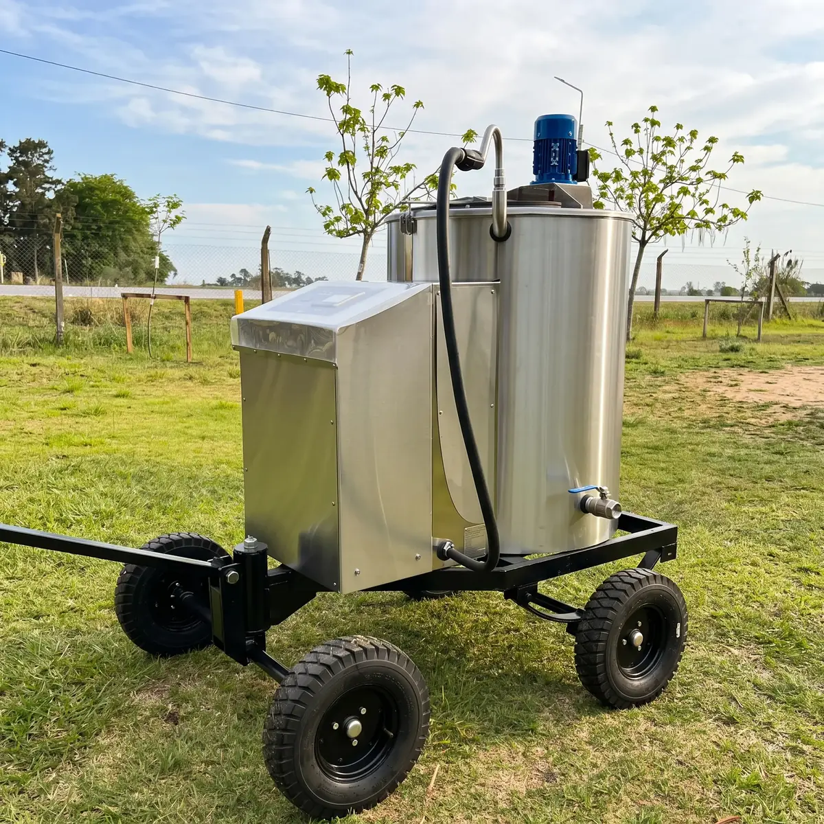 Taxi Milk de arrastre a remolque en la guachera, con manguera de carga y tablero eléctrico