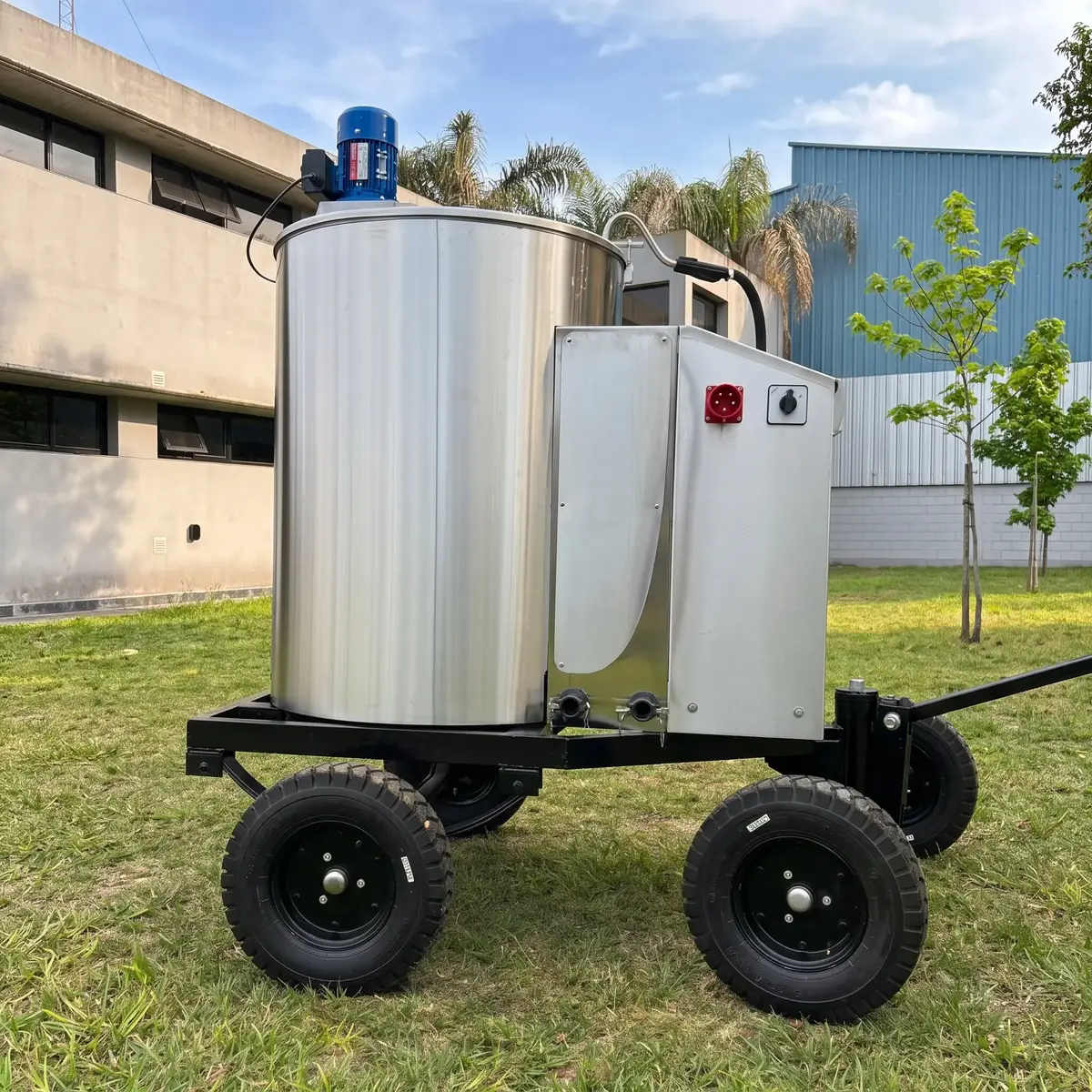 Taxi Milk de arrastre a remolque RODEG: ruedas neumáticas y lanza de enganche