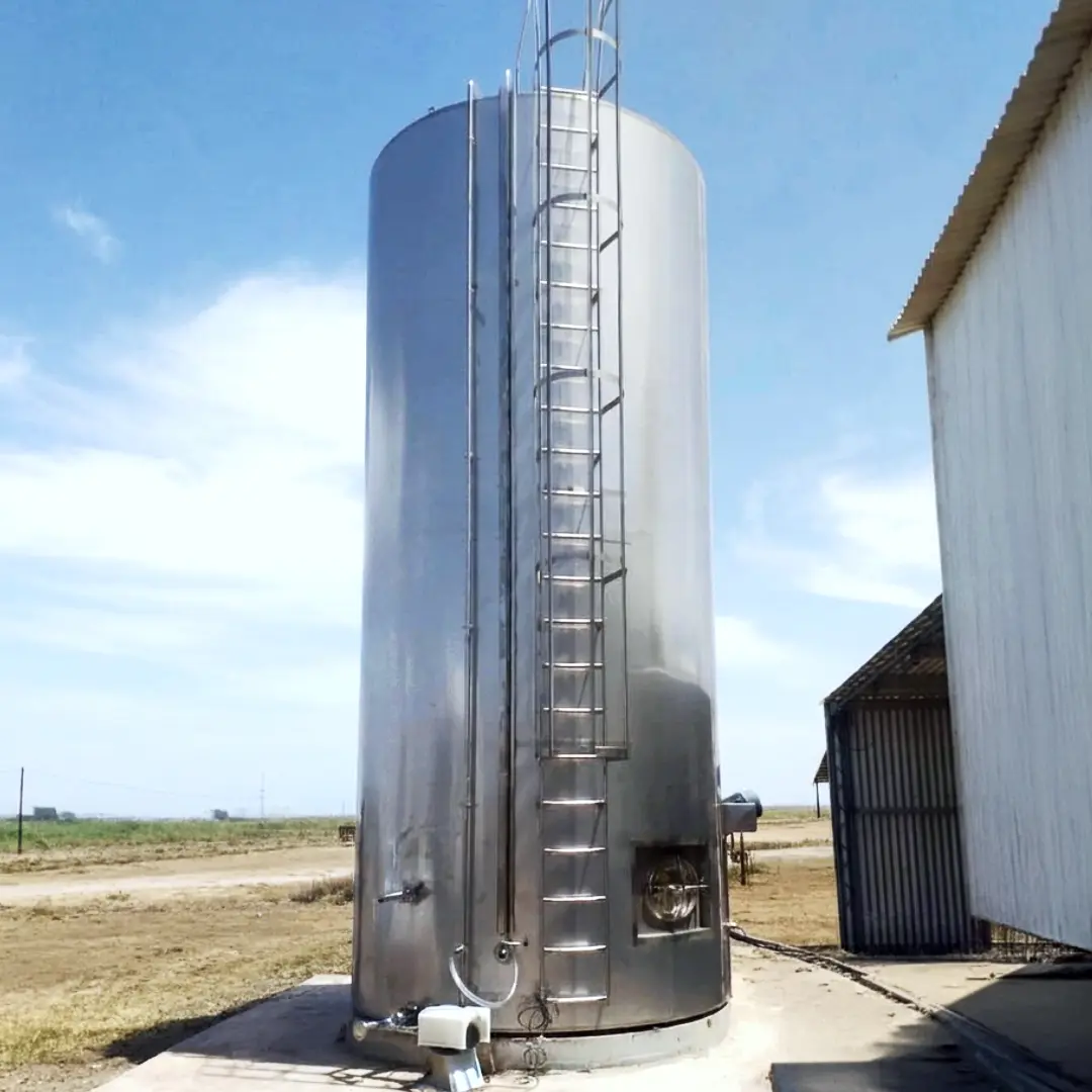Silo de almacenamiento de leche RODEG instalado
