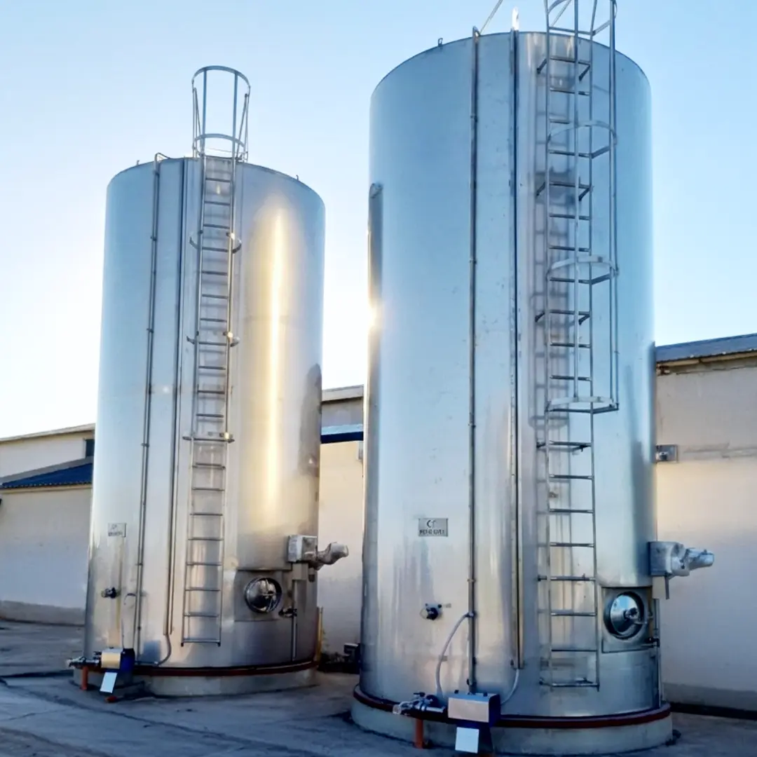 Silos de almacenamiento de leche RODEG en planta