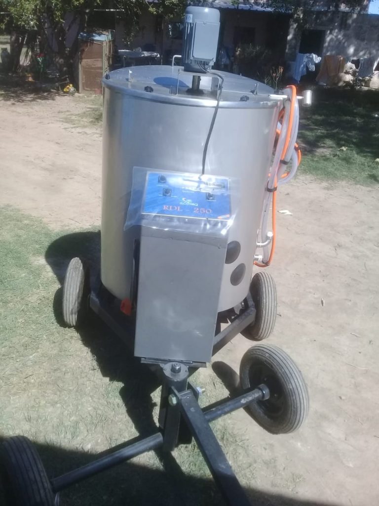 Milk 250 a Remolque con sistema automático de calentamiento y dosificación de leche en Las Varas, Córdoba