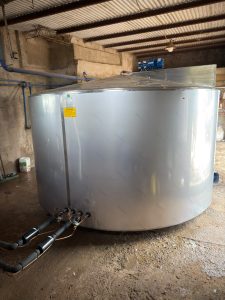 Instalamos Enfriador de Leche tipo Cuba de 8000 LTS - 2 x 4 HP con recuperador de calor de 300 LTS. 1 ▷ Instalamos Enfriador de Leche tipo Cuba de 8000 LTS - 2 x 4 HP con recuperador de calor de 300 LTS. 1 | RODEG ®